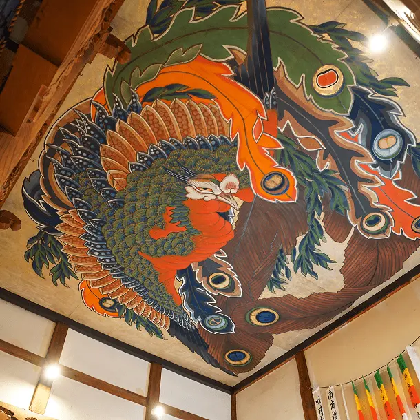 岩松院本堂天井の葛飾北斎作「八方睨み鳳凰図」、色鮮やかな鳳凰が翼を広げ力強く描かれた江戸時代の傑作
