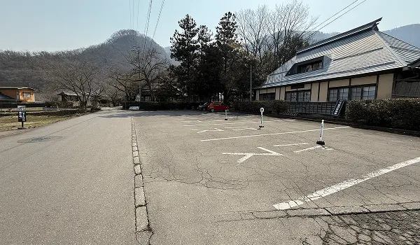 岩松院の大型バス用駐車場、白線で区画された複数の駐車スペースがある